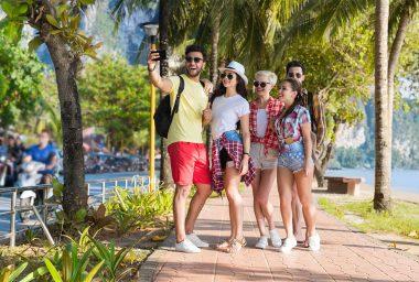 Grup de tineri pe plajă făcând fotografii selfie pe telefonul mobil Vacanță de vară, prieteni zâmbitori fericiti vacanță la mare - Rapid Credit